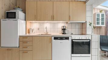 Køleskab, kogeplade, opvaskemaskine, kaffe-/temaskine