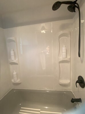 Secador de pelo, toallas, jabón, shampoo