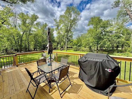 Outdoor dining. Charming 2-bedroom Cottage by the River