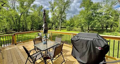 Charming 2-bedroom Cottage by the River
