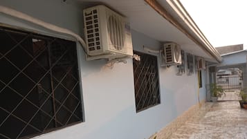 Chambre Double Confort, salle de bains privée, vue cour intérieure | Terrasse/Patio