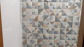 Chambre Double Confort, salle de bains privée, vue cour intérieure | Salle de bain | Douche, serviettes fournies, savon, papier toilette