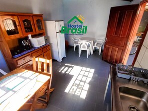 Comfort Double Room, Private Bathroom, Courtyard View | Restaurant - Brasil Hostel (Ji Parana)