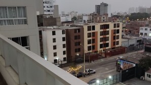 A multi-story building with a balcony overlooking a street. - Cozy apartment (Pueblo libre)