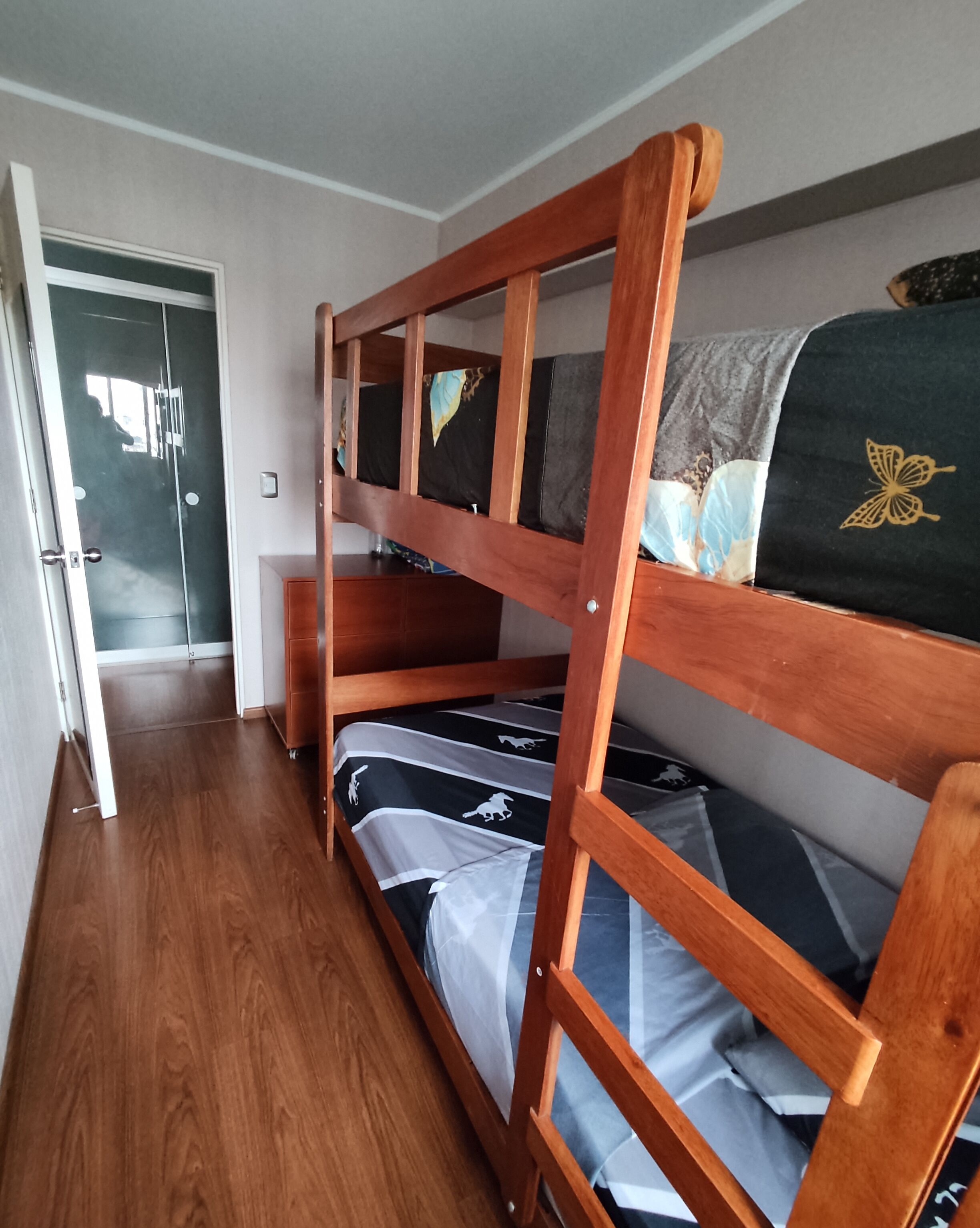 3 habitaciones, tabla de planchar con plancha, wifi y ropa de cama 