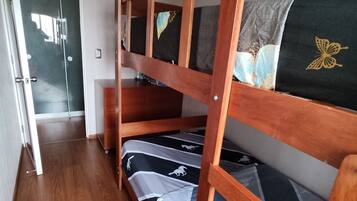 3 habitaciones, tabla de planchar con plancha, wifi y ropa de cama