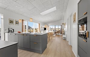 Kjøleskap, oppvaskmaskin og kaffetrakter/tekoker