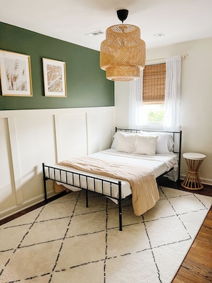 3 bedrooms, desk, WiFi, bed sheets