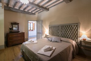 9 slaapkamers, een strijkplank/strijkijzer, wifi, beddengoed