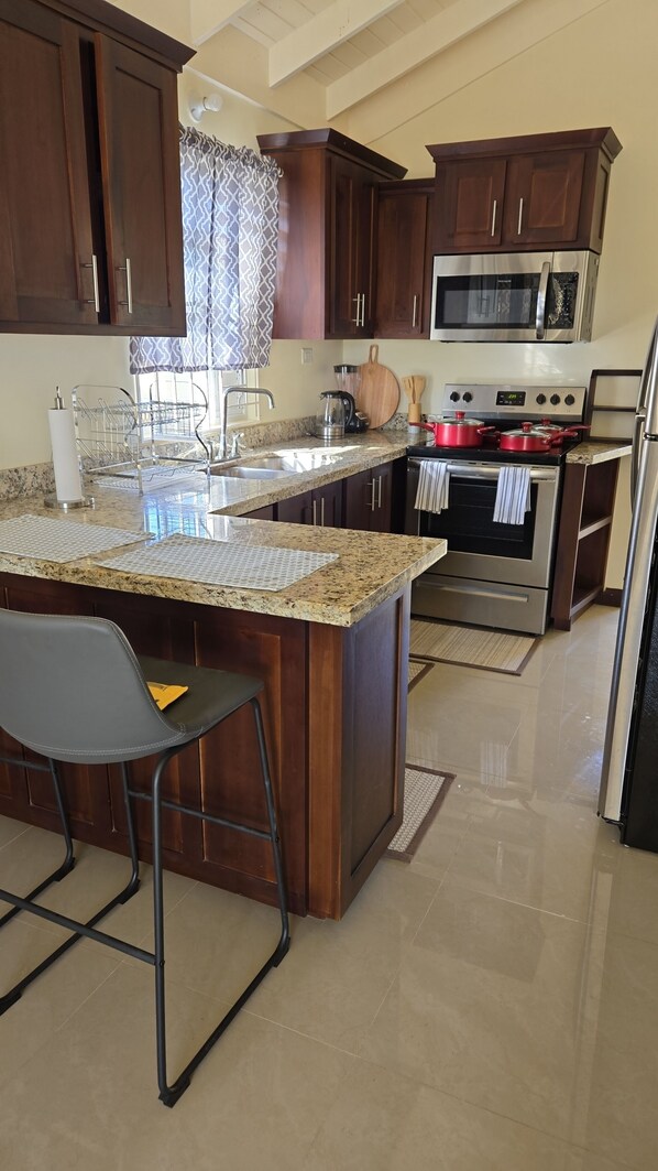 冷蔵庫、電子レンジ、オーブン、コンロ