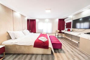 ファミリー スイート キングベッド 1 台ソファーベッド付き バルコニー シティビュー | 高級寝具、セレクト コンフォート製ベッド、ミニバー、セーフティボックス (室内)