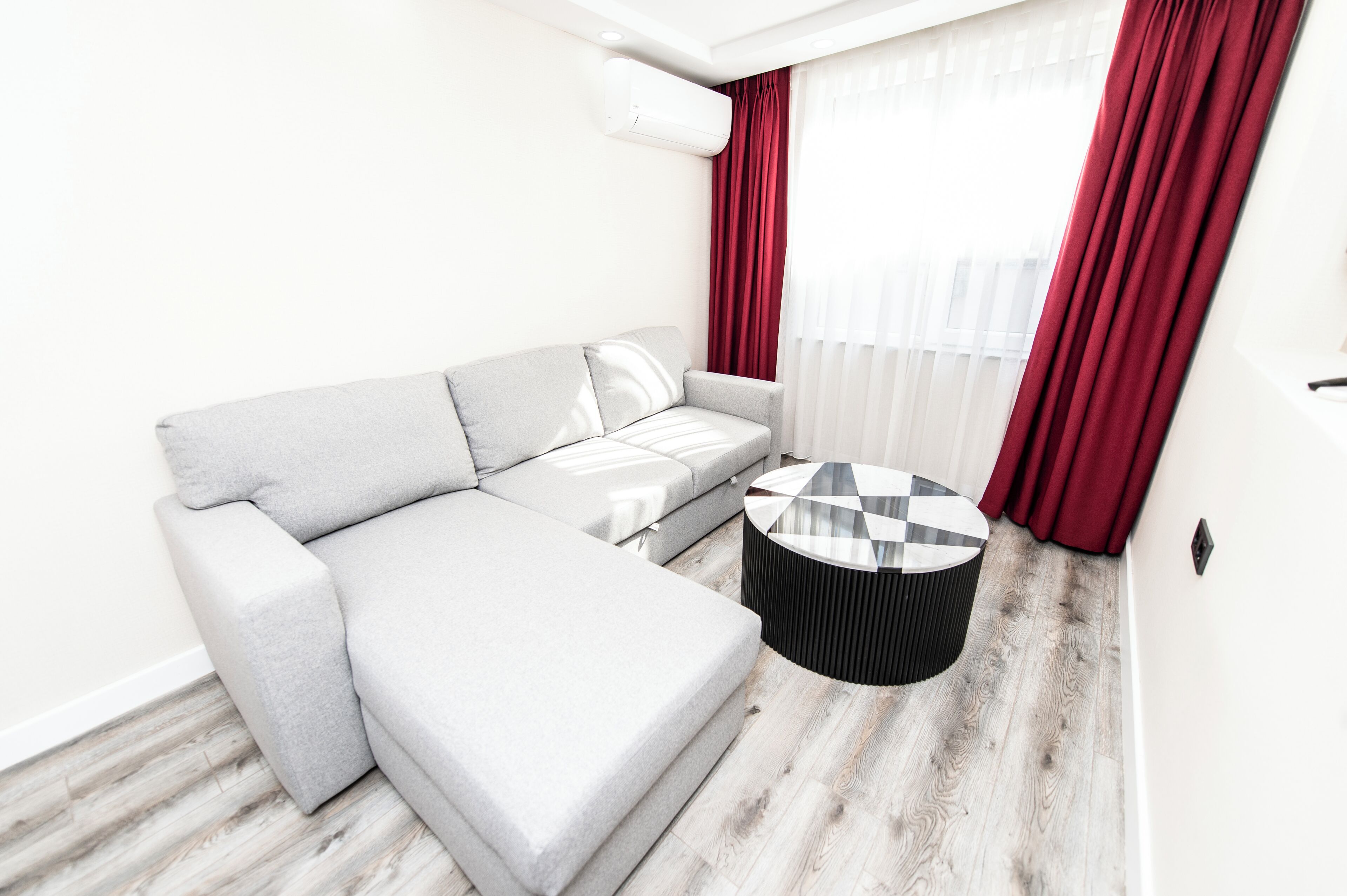 Familiesuite - 1 kingsize-seng med sovesofa - balkon - byudsigt | Stue | 55-tommers smart-tv med digitale kanaler, bøger