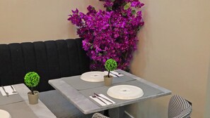 朝食 (フル ブレックファスト)、毎日提供 (1 名様 20 EUR)