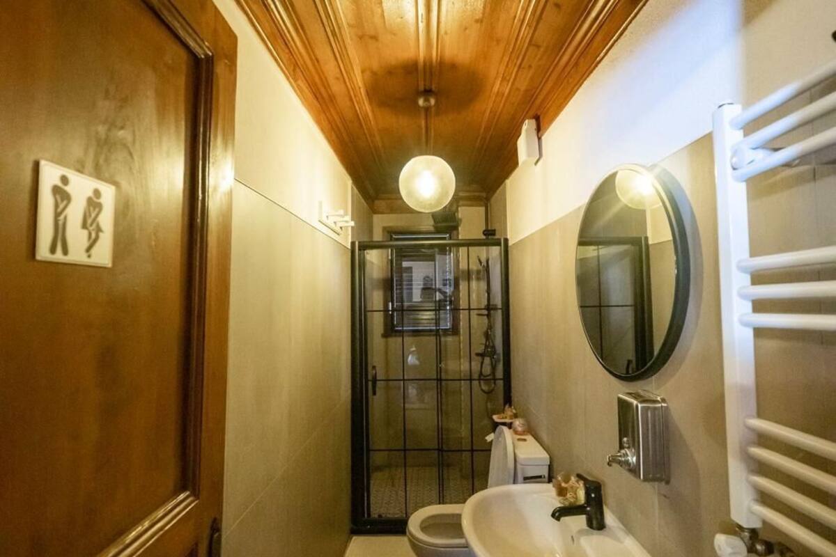 Family Townhome | Bathroom | Shower, hydromassage showerhead, free toiletries, hair dryer