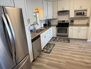 Køleskab, mikrobølgeovn, ovn, kogeplade