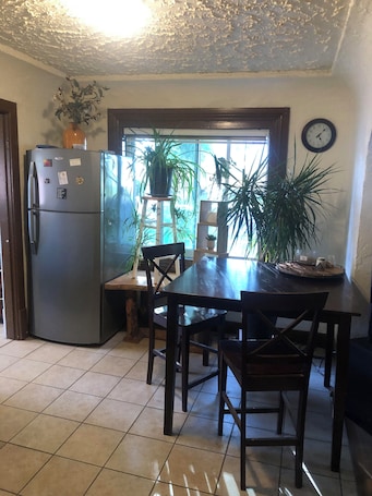 Dining. Cozy 2-bedroom house in charming Ashton with WiFi