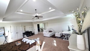 5 habitaciones, tabla de planchar con plancha, wifi y ropa de cama