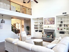 Smart TV y chimenea 