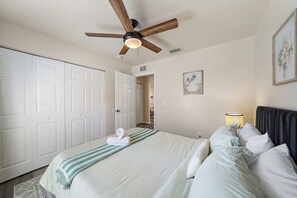 3 bedrooms, iron/ironing board, free WiFi, bed sheets -  Lux Siesta Key & Lido Beach - Sarasota Getaway (Sarasota)