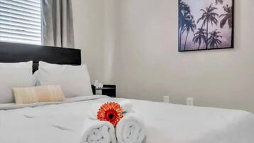 3 slaapkamers, een strijkplank/strijkijzer, gratis wifi, beddengoed