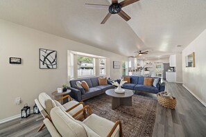 Smart TV, books -  Lux Siesta Key & Lido Beach - Sarasota Getaway (Sarasota)