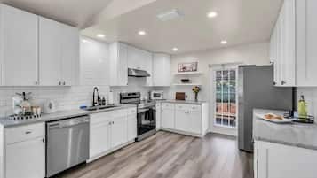 Frigorífico, microondas, horno y placa de cocina