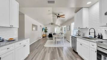 Frigorífico, microondas, horno y placa de cocina