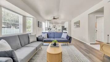 Una Smart TV, libros