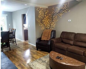 Una televisión, una chimenea