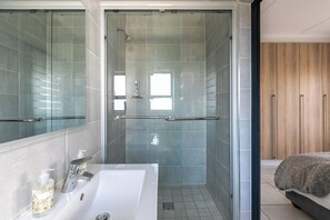 Dusche, Handtücher, Seife, Toilettenpapier