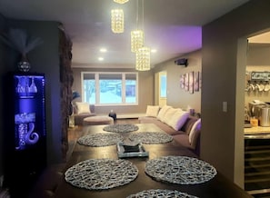 Dining - Large Group Entertainment Zone! (Anchorage)