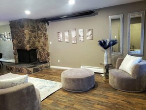 Interior - Caribou Flat: Fire & Ice. Theater, Firepit & Yard!

 (Anchorage)