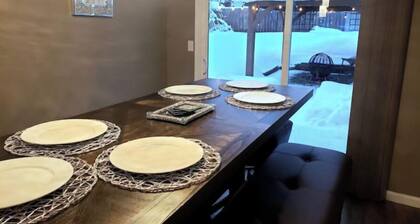 Caribou Flat: Fire & Ice. Theater, Firepit & Yard!