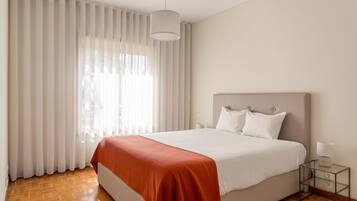 2 bedrooms, desk, iron/ironing board, WiFi