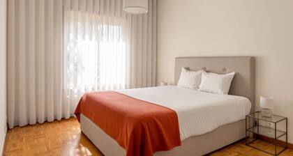 JOIVY Stylish City Centre Flat with Parking