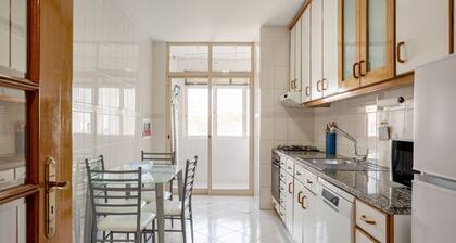 JOIVY Stylish City Centre Flat with Parking