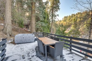 Outdoor dining - Lake Arrowhead Hideaway w/ Deck & Hot Tub (Lake Arrowhead)