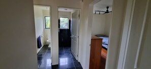2 bedrooms, free WiFi, bed sheets - Lookout at Pataua South, 5 minutes from the beach. Space to play. (Pataua South)
