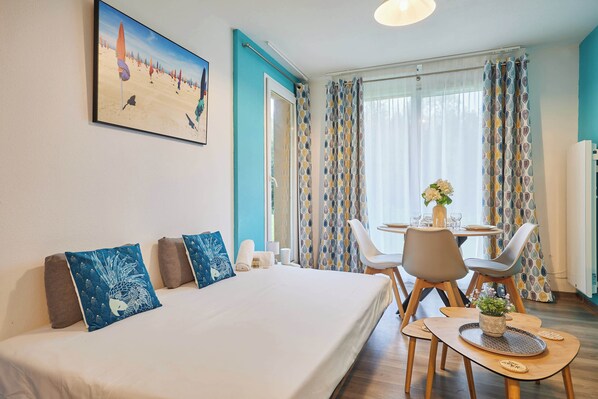 1 dormitorio, tabla de planchar con plancha, ropa de cama