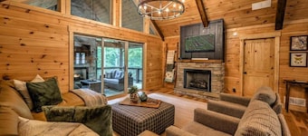 The Retreat at Laurel Creek- Screened Porch, Hot Tub, Outdoor Fireplace