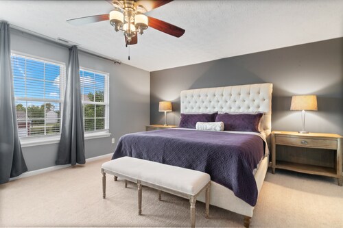 10 Min to Grand Park/3 Car Garage/Office