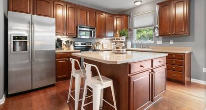 10 Min to Grand Park/3 Car Garage/Office
