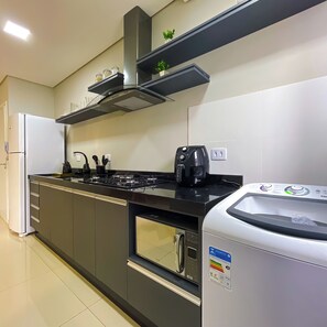 Micro-ondas, cooktop, talheres/pratos/utensílios de cozinha