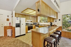 Fridge, microwave, oven, stovetop - Rutter Family Retreat - Big Bear Cozy Cottage (Sugarloaf)