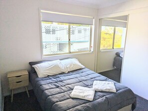3 Schlafzimmer, Schreibtisch, Bettwäsche
