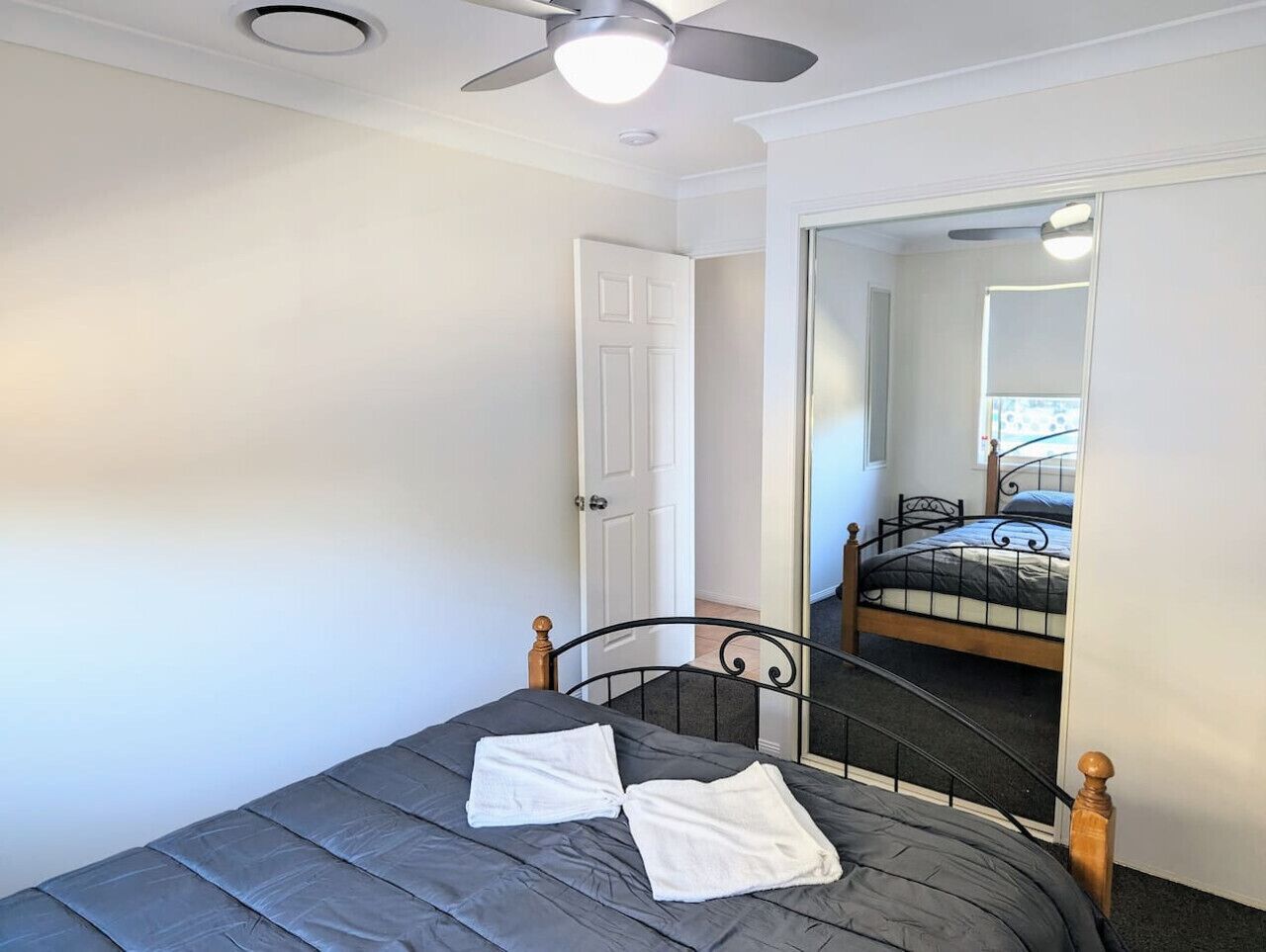 3 bedrooms, desk, bed sheets