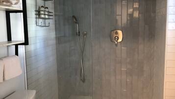 Douche, sèche-cheveux, serviettes fournies, savon