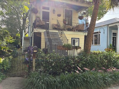 Hey foodies 1-BR apt on restaurant row. Wheelchair accessible and pets welcome!