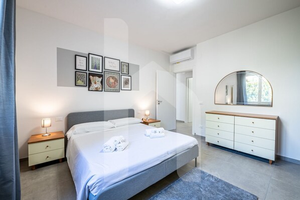 2 bedrooms, desk, iron/ironing board, WiFi