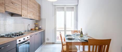 Fridge, oven, stovetop, dishwasher